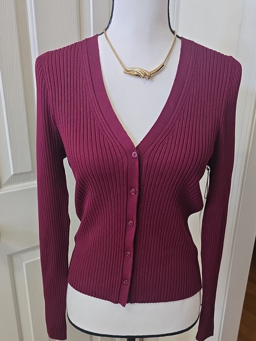 WORTHINGTON BRAND WOMEN'S  WINE FRONT BUTTON CARDIGAN SWEATER SIZE SMALL